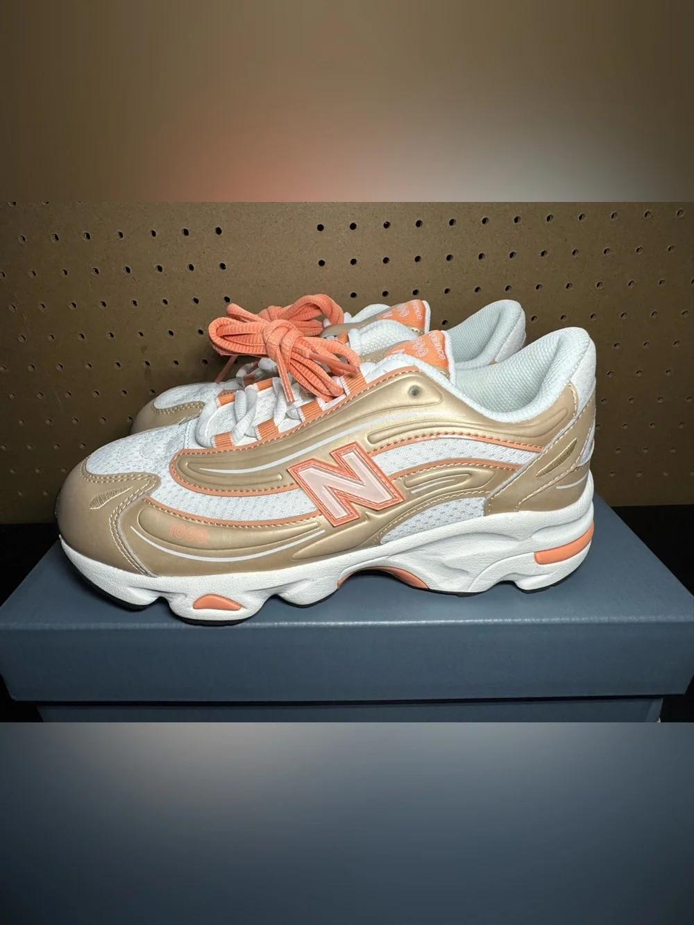 New Balance 1000 Sneakers Youths 5, Women’s 6.5 Metallic Gold & Peach Accent Sne